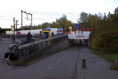 804330 Gezicht op de onderdoorgang voor fietsers onder het N.S.-station Utrecht Lunetten (Furkaplateau) te Utrecht.